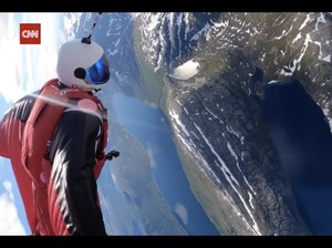 Gila! Ia Terjun Payung Lalu Meluncur Pakai Wingsuit