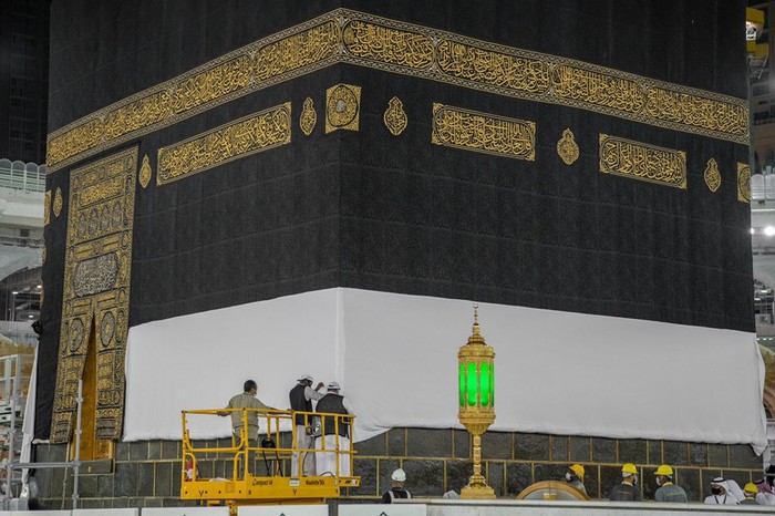 Pengangkatan Kiswah Kabah