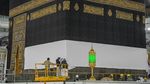 Potret Pengangkatan Kiswah Kakbah dengan Protokol Kesehatan