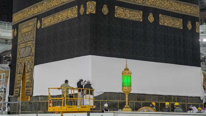 Pengangkatan Kiswah Kabah