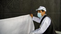 Pengangkatan kiswah tahun ini dilaksanakan di menit-menit terakhir bulan Dzulhijjah yang jatuh pada hari Rabu (22/7). (Reasah Alharamain/Twitter)