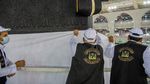 Potret Pengangkatan Kiswah Kakbah dengan Protokol Kesehatan