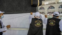 Saat kiswah diangkat, tandanya ibadah haji akan segera digelar di Masjidil Haram (Reasah Alharamain/Twitter)