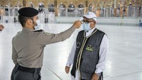 Pada proses ini, protokol kesehatan pun diterapkan, seperti pengecekan suhu dan pemakaian masker (Reasah Alharamain/Twitter)