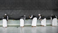 Proses pengangkatan kiswah melibatkan sekitar 50 orang dari kompleks King Abdul Aziz untuk kakbah. (Reasah Alharamain/Twitter)