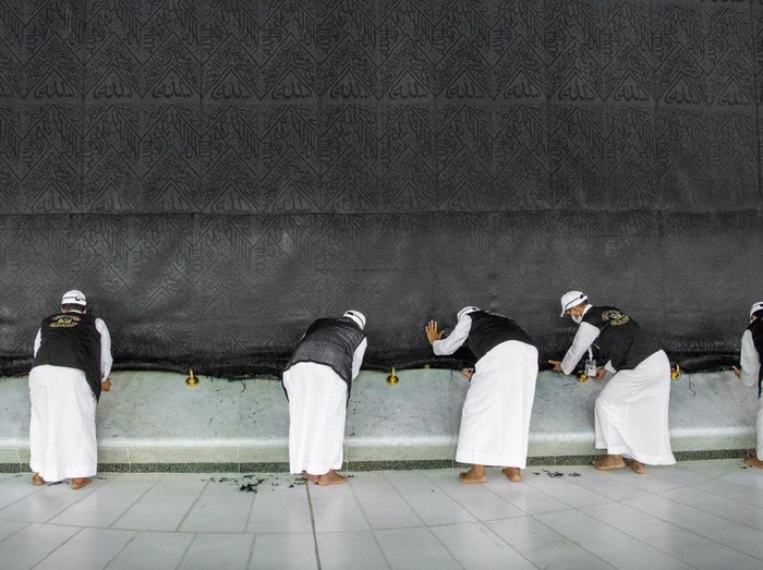 Pengangkatan Kiswah Kabah