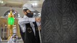 Potret Pengangkatan Kiswah Kakbah dengan Protokol Kesehatan