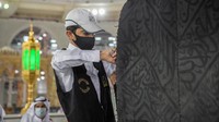 Setiap tahun, para penjaga pintu kakbah mendapat tugas untuk mengangkat kain hitam ini saat menjelang pelaksanaan ibadah haji. (Reasah Alharamain/Twitter)