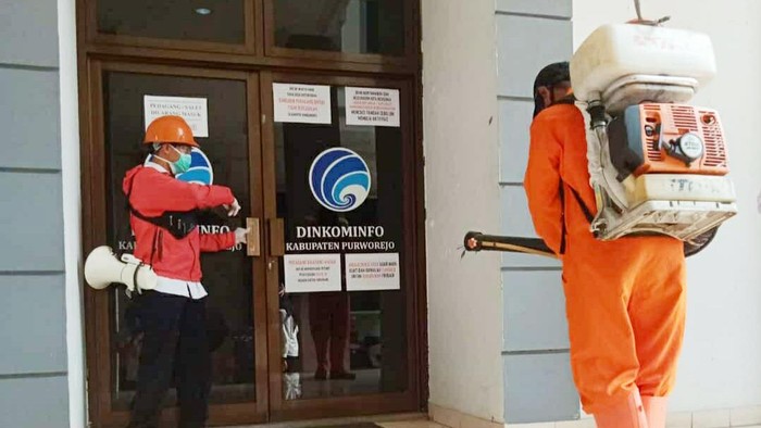 Penyemprotan disinfektan di lingkungan Pemkab Purworejo