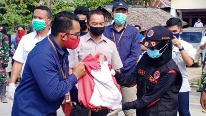 Penyerahan bantuan untuk korban banjir Masamba secara simbolis (Foto: Biro Pers Setpres)