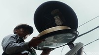 Kabel hingga trafo diperiksa untuk memastikan arus listrik berfungsi dengan baik.