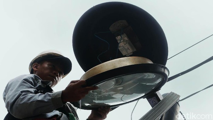 Perindustrian dan Energi Kota Administrasi Jakarta Pusat, melakukan perawatan lampu jalan di pendestrian Jalan Medan Merdeka Selatan, Jakarta, Rabu (22/07/2020). Perawatan pada penerangan jalan umum (PJU) tersebut dilakukan guna memberikan kenyamanan dan keamanan kepada pengguna jalan termasuk meminimalisir tingkat kecelakaan dan kejahatan pada malam hari.