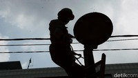 Jika dalam pengecekan ditemukan lampu mati, petugas akan mengganti dengan yang baru.