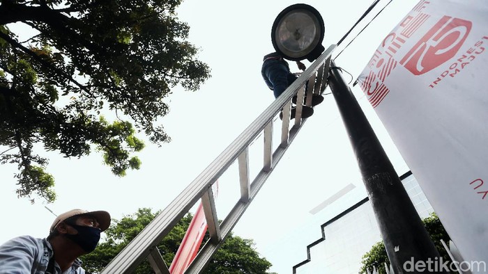 Perindustrian dan Energi Kota Administrasi Jakarta Pusat, melakukan perawatan lampu jalan di pendestrian Jalan Medan Merdeka Selatan, Jakarta, Rabu (22/07/2020). Perawatan pada penerangan jalan umum (PJU) tersebut dilakukan guna memberikan kenyamanan dan keamanan kepada pengguna jalan termasuk meminimalisir tingkat kecelakaan dan kejahatan pada malam hari.