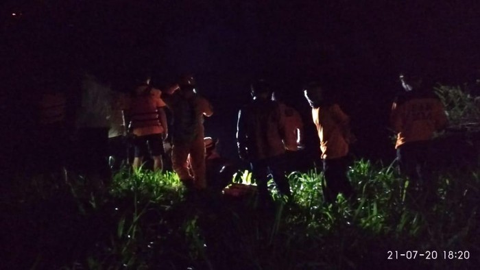 perempuan lompat dari jembatan