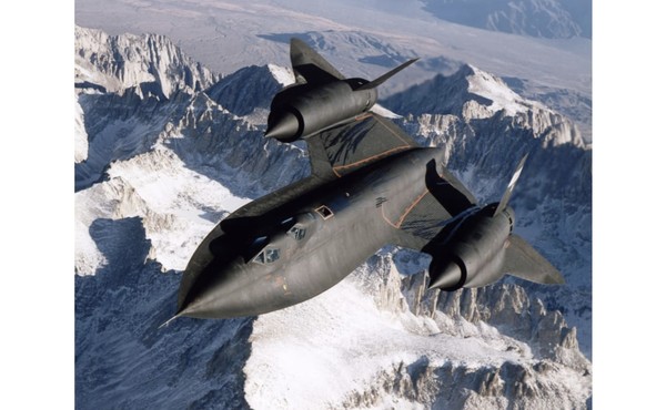 Saat terbang, pesawat ini mampu mendekati tepi ruang angkasa. SR-71 Blackbird memegang rekor ketinggian tertinggi dalam penerbangan horizontal dan kecepatan tercepat untuk pesawat bertenaga non-roket. Saat terbang, pesawat ini mampu mendekati tepi ruang angkasa. SR-71 Blackbird memegang rekor ketinggian tertinggi dalam penerbangan horizontal dan kecepatan tercepat untuk pesawat bertenaga non-roket.