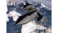 Saat terbang, pesawat ini mampu mendekati tepi ruang angkasa. SR-71 Blackbird memegang rekor ketinggian tertinggi dalam penerbangan horizontal dan kecepatan tercepat untuk pesawat bertenaga non-roket.