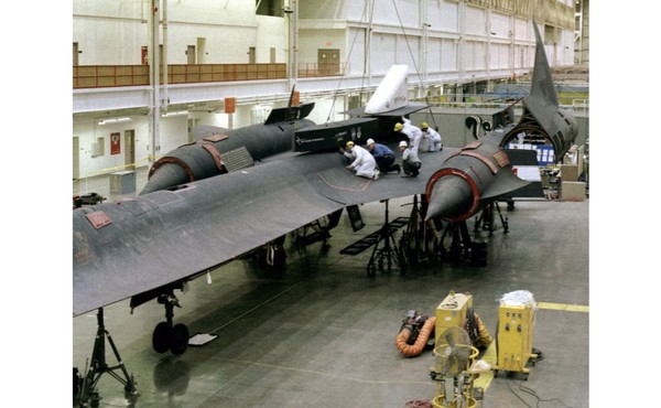 Blackbird adalah pesawat yang rumit untuk dioperasikan. Butuh sekompi pasukan untuk menyiapkan penerbangannya. Blackbird adalah pesawat yang rumit untuk dioperasikan. Butuh sekompi pasukan untuk menyiapkan penerbangannya.