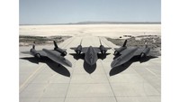 Selama Perang Dingin, pesawat ini bisa terbang lebih tinggi dan lebih cepat daripada yang lain. Kini SR-71 Blackbird sudah berumur 55 tahun setelah penerbangan pertama, dan kedua rekor itu masih dipegangnya.