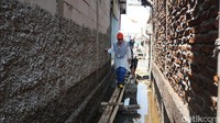 Petugas harus menerabas banjir rob setiap harinya. Akibatnya, target pencocokan dan penelitian (Coklit) yang dilakukannya tidak bisa sesuai target ideal harian.