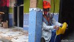 Melihat Perjuangan Petugas Coklit Pilkada Terabas Rob di Demak