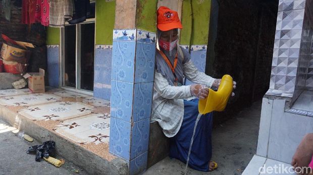 Petugas Coklit terabas rob di Demak