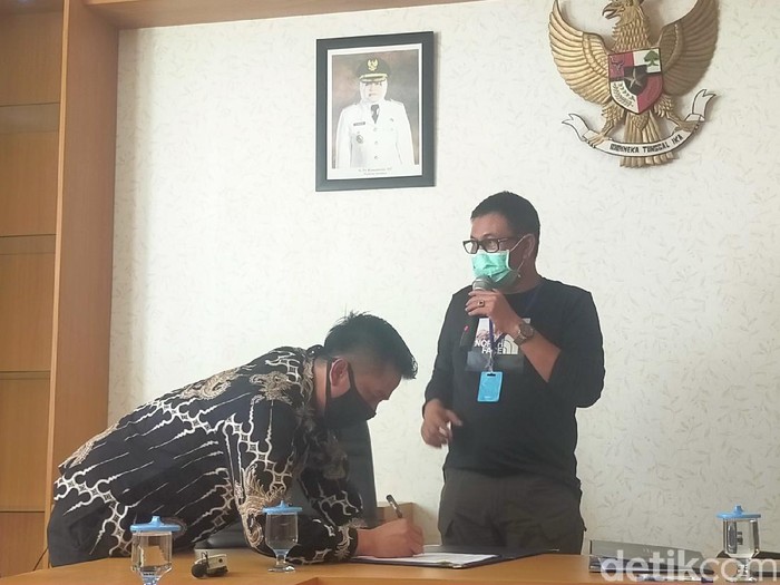 Pemkot dan KPU Surabaya menandatangani addendum Naskah Perjanjian Hibah Daerah (NPHD) Pilkada Surabaya 2020.