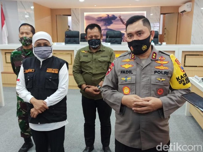 Untuk mempercepat kesembuhan pasien COVID-19, Kapolda Jawa Timur Irjen M Fadil Imran membagikan obat herbal asal China. Obat bernama Lianhua Qingwen Jiaonang ini diberikan kepada masyarakat yang terkonfirmasi positif Corona.