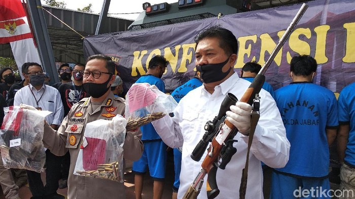Polisi perlihatkan barang bukti senpi ilegal