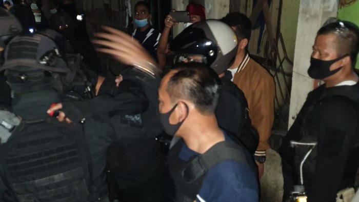 Polisi saat mengamankan pelaku di Lorong Jambu, Tangga Buntung