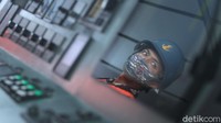 Para prajurit TNI wajib mengenakan masker.