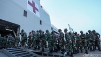 Pasukan TNI memasuki KRI Semarang-594 di Pelabuhan JICT, Selasa (21/7/2020).