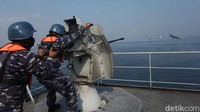 Para prajurit TNI ini pun menunjukkan kebolehannya dalam mengoperasikan KRI Semarang.