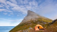 Pulau Senja dihuni oleh sekitar 5.000 penduduk. Kontur alamnya perbukitan dan pegunungan. (Getty Images/iStockphoto)