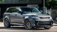 Proyek Range Rover kali ini dinamakan Project Kahn Range Rover Sport SVR Pace Car yang dilabur kelir volcanic rock black satin. Foto: Kahn Design