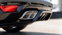 Sementara buritan belakang, Kahn juga menambah kesan garang.  Kahn memberi ubahan pada bemper serta difusser, terlihat kedua sisi bemper ditempel double muffler, menambah kesan sporty layaknya sebuah SUV. Foto: Kahn Design