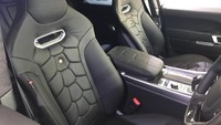 Masuk ke dalam interior, Kahn sengaja memunculkan kesan mewah namun tetap sporty. Joknya dilapisi ulang dengan kulit berbentuk segi enam, tak lupa juga dipasang pada setir, dan sandaran tangan. Foto: Kahn Design