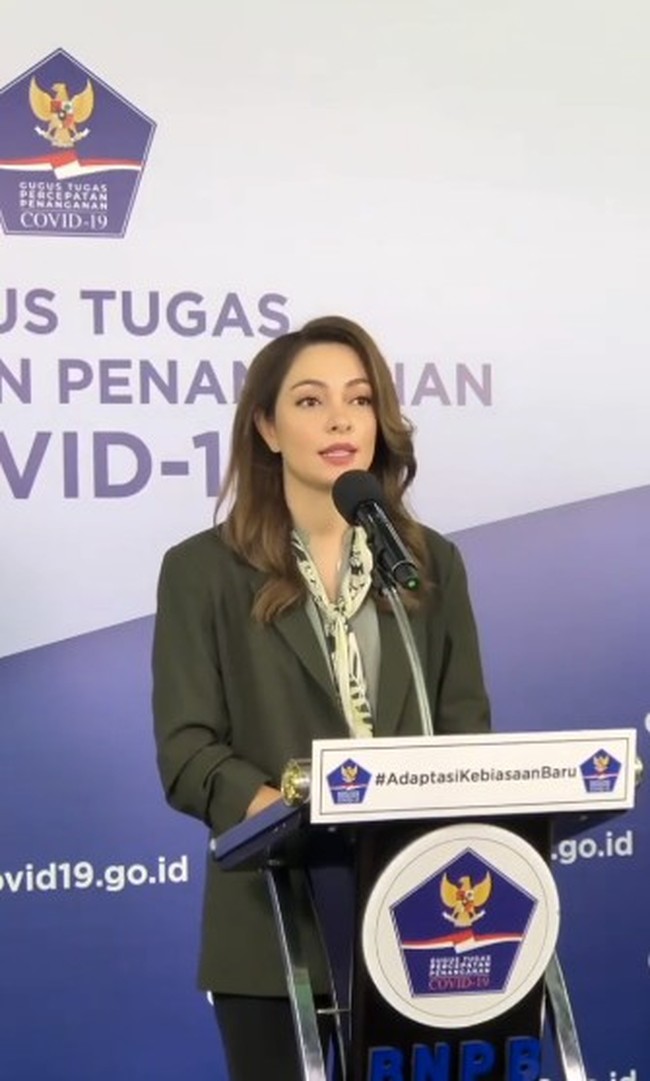 Selama tampil di layar kaca sebagai Jubir Covid-19, dr. Reisa selalu tampil elegan dan stylish. Ciri khas dari penampilannya adalah selalu memakai blazer yang dipadukan dengan syal atau scarf. Foto: Dok. Instagram @reisabrotoasmoro