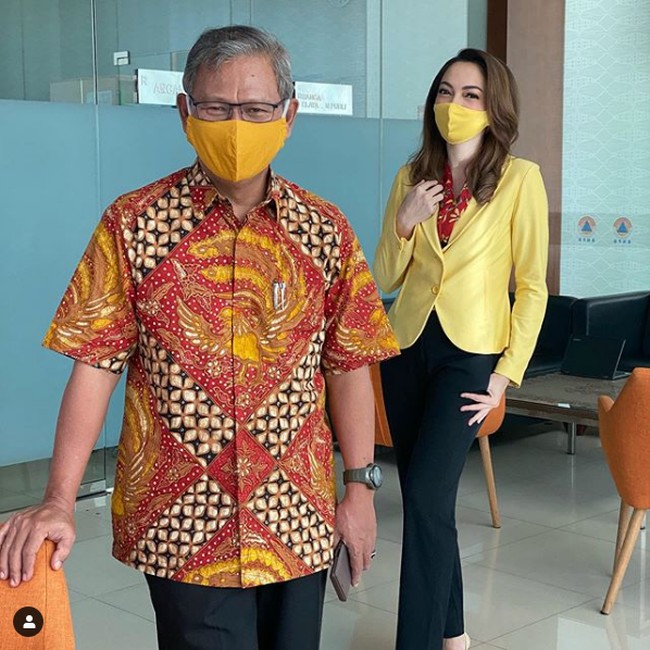 dr. Reisa Broto Asmoro pun menyampaikan di akun Instagramnya terkait tidak munculnya dirinya dalam jumpa pers harian mengenai virus Corona di Indonesia. Menjawab banyak pertanyaan yang muncul, memang mulai hari ini saya tidak lagi mengedukasi melalui press conference harian. Tetapi InsyaAllah saya akan tetap meneruskan edukasi publik melalui platform yang berbeda, tulis dr Reisa di Instagramnya @reisabrotoasmoro pada hari ini Rabu (22/7/2020). Foto: Dok. Instagram @reisabrotoasmoro