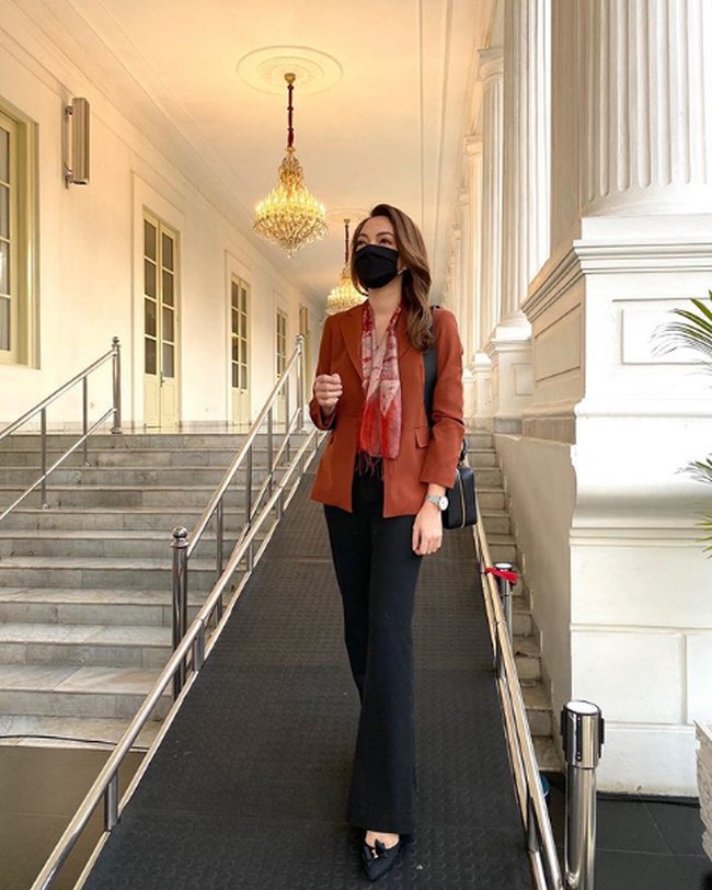 Selama menjadi Jubir COVID-19, dr. Reisa sudah memberikan berbagai tips kesehatan terkait pencegahan virus Corona. Melalui Instagram, dia pun aktif memberikan pesan pencegahan COVID-19. Selamat beraktivitas semuanya. Inget yaa pandemi masih ada, resiko penularan masih tinggi. Kalo nggak perlu2 amat, nggak usah keluar rumah dulu please. Jaga kesehatan, jaga kebersihan. Inget terusss protokol kesehatan. Pokoknya kalo mesti kerja keluar rumah, inget pake masker terus ya. Pakenya yang bener, nutupin hidung & mulut juga, demikian salah satu pesan yang ditulisnya. Foto: Dok. Instagram @reisabrotoasmoro