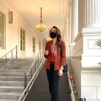 Selama menjadi Jubir COVID-19, dr. Reisa sudah memberikan berbagai tips kesehatan terkait pencegahan virus Corona. Melalui Instagram, dia pun aktif memberikan pesan pencegahan COVID-19. Selamat beraktivitas semuanya. Inget yaa pandemi masih ada, resiko penularan masih tinggi. Kalo nggak perlu2 amat, nggak usah keluar rumah dulu please. Jaga kesehatan, jaga kebersihan. Inget terusss protokol kesehatan. Pokoknya kalo mesti kerja keluar rumah, inget pake masker terus ya. Pakenya yang bener, nutupin hidung & mulut juga, demikian salah satu pesan yang ditulisnya. Foto: Dok. Instagram @reisabrotoasmoro