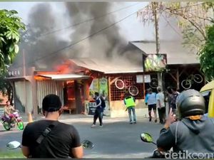 Rumah Makan di Purwakarta Ludes Dilalap Si Jago Merah