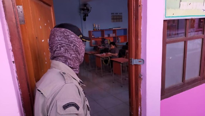 Satpol PP Bandung Bubarkan Sekolah KBM Tatap Muka