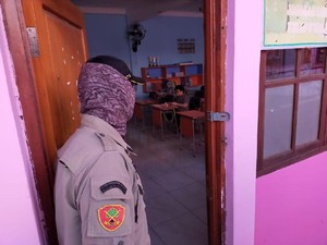 Satpol PP Bandung Bubarkan Sekolah yang Gelar KBM Tatap Muka