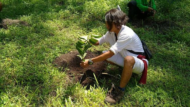 Sekelompok pemuda dari lereng Merapi bersih-bersih jalur pendakian gunung dengan menggunakan kostum karakter film dan superhero.