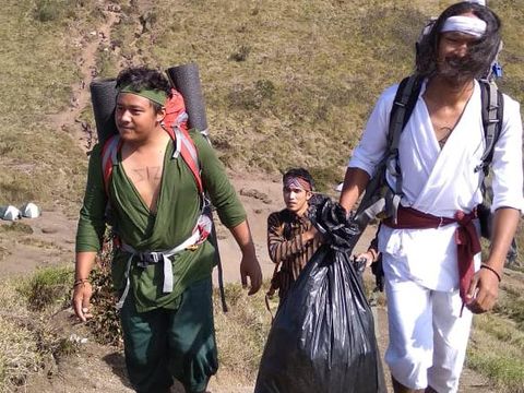 Sekelompok pemuda dari lereng Merapi bersih-bersih jalur pendakian gunung dengan menggunakan kostum karakter film dan superhero.
