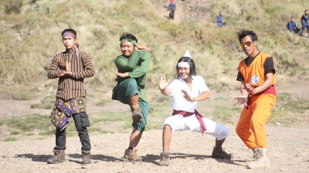 Sekelompok pemuda dari lereng Merapi bersih-bersih jalur pendakian gunung dengan menggunakan kostum karakter film dan superhero.
