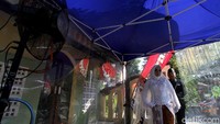 Pernikahan tersebut digelar dengan menerapkan protokol kesehatan. Sebelum memasuki area Mapolsek Laweyan, pasangan pengantin tersebut diarahkan untuk memasuki bilik disinfektan.