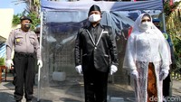 Selain itu, guna mencegah penyebaran virus Corona, pasangan pengantin tersebut juga diwajibkan mengenakan masker dan sarung tangan saat melangsungkan prosesi pernikahan.