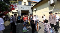 Selepas acara selesai, mempelai dan tiga anak mereka diarak dengan hadrah dan reog. Mereka lalu menginap di hotel sebagai hadiah.